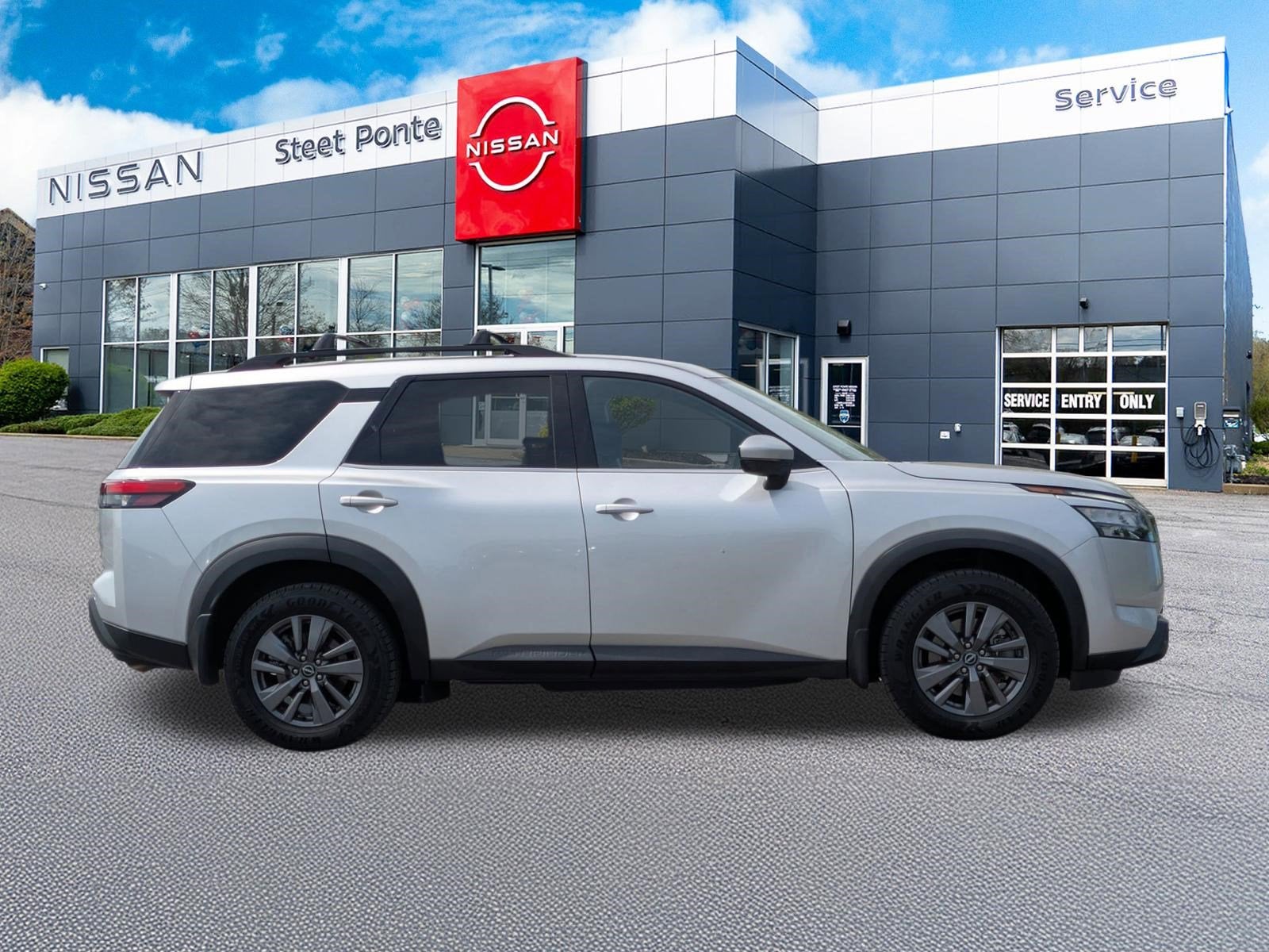 2023 Nissan Pathfinder SV