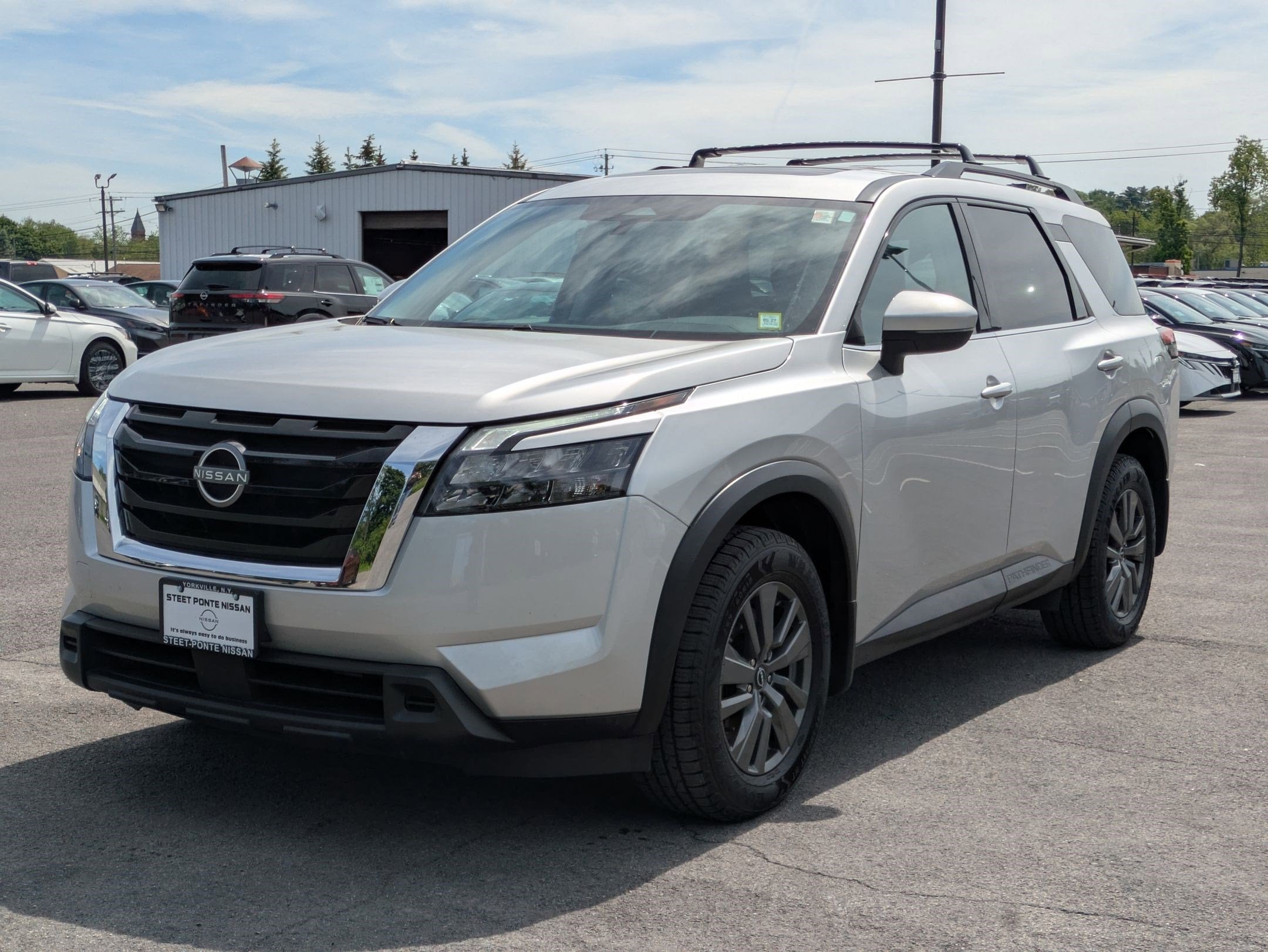 2023 Nissan Pathfinder SV
