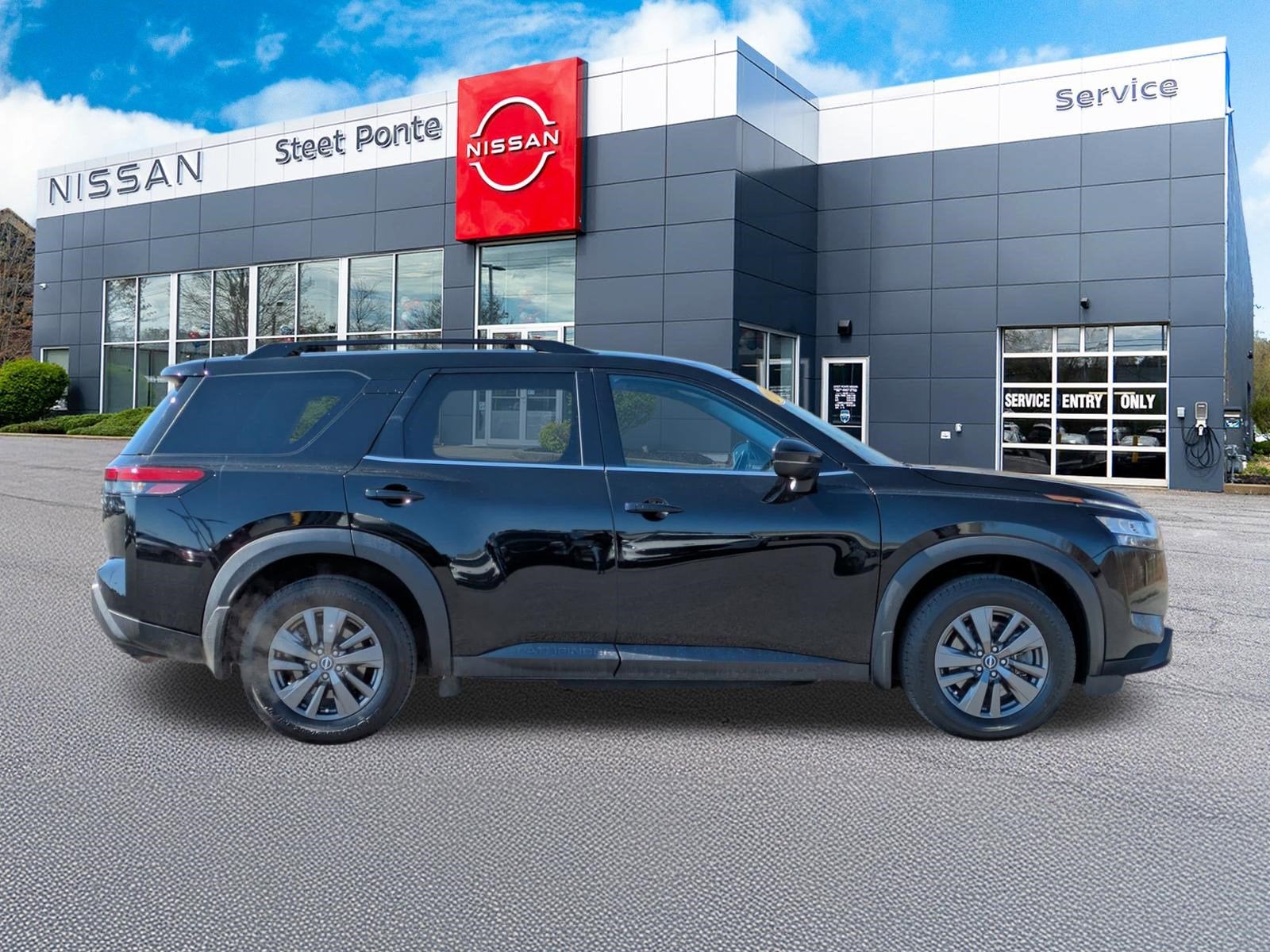 2022 Nissan Pathfinder SV