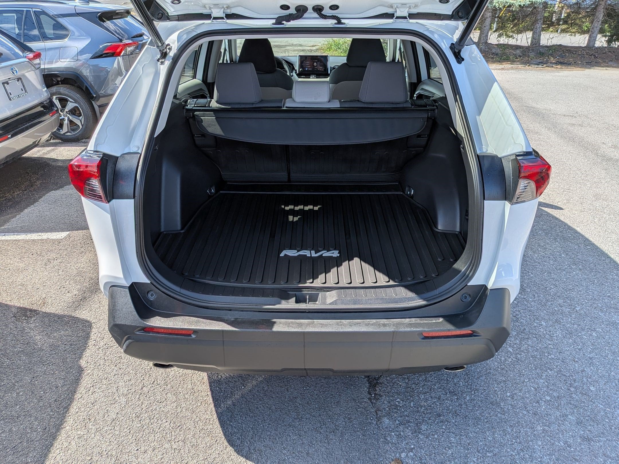 2023 Toyota RAV4 XLE w/ Convenience & Cold Weather Pkg