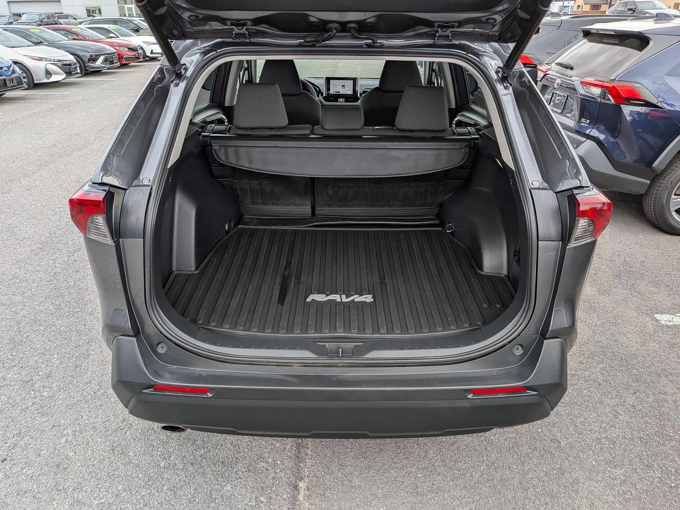 2023 Toyota RAV4 XLE w/ Convenience & Cold Weather Pkg