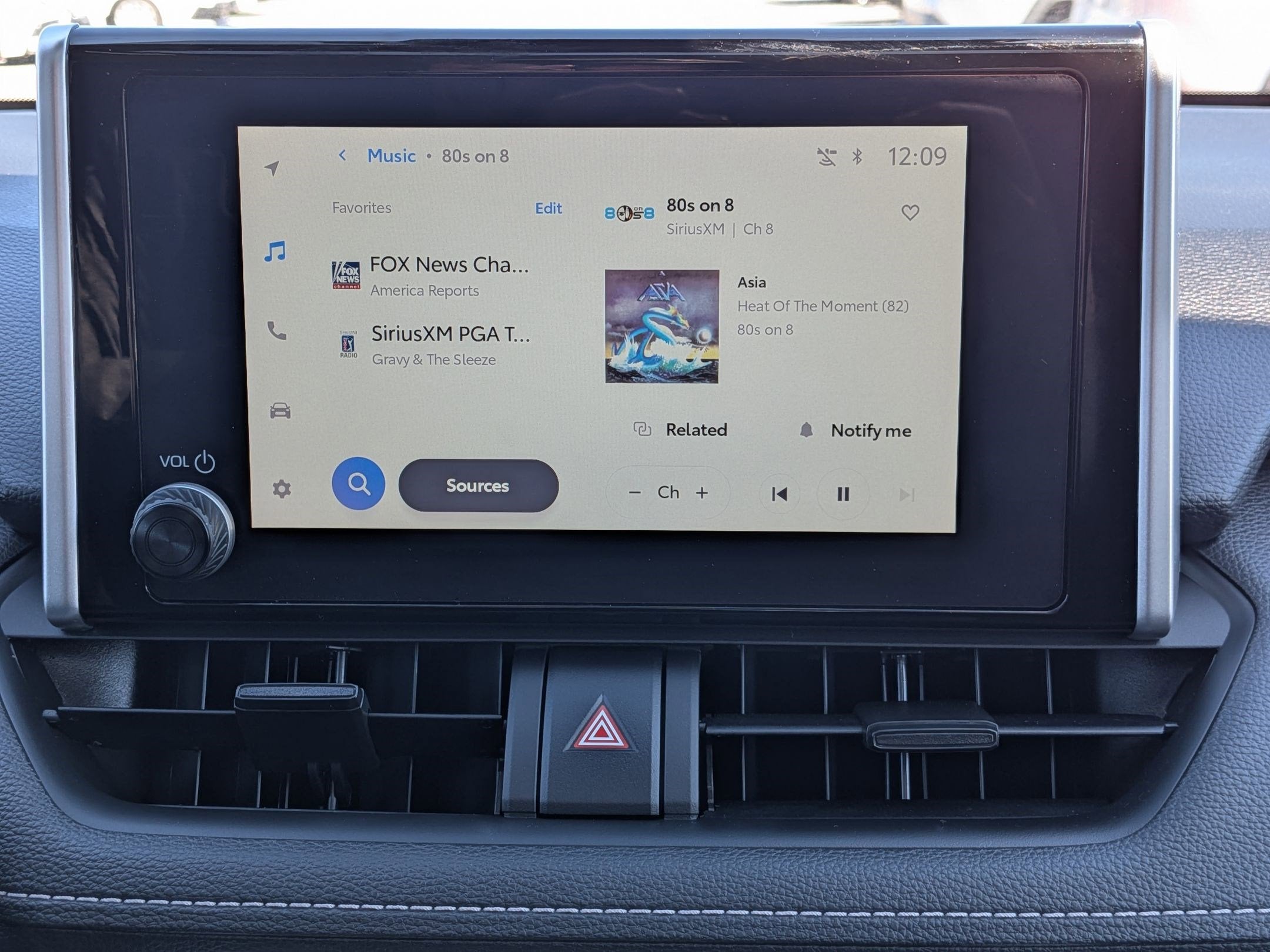 2025 Toyota RAV4 XLE w/ Convenience & Cold Weather Pkg