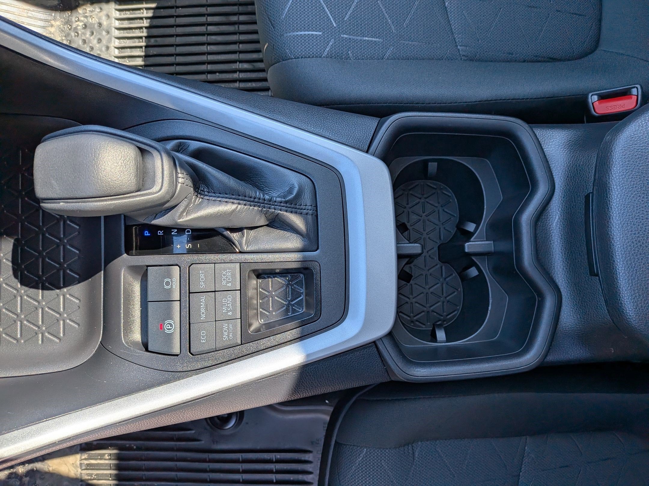 2025 Toyota RAV4 XLE w/ Convenience & Cold Weather Pkg