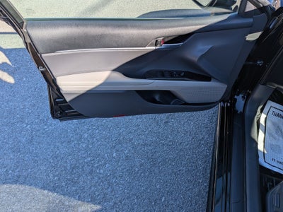 2021 Toyota Camry SE w/ Convenience & Cold Weather Pkg