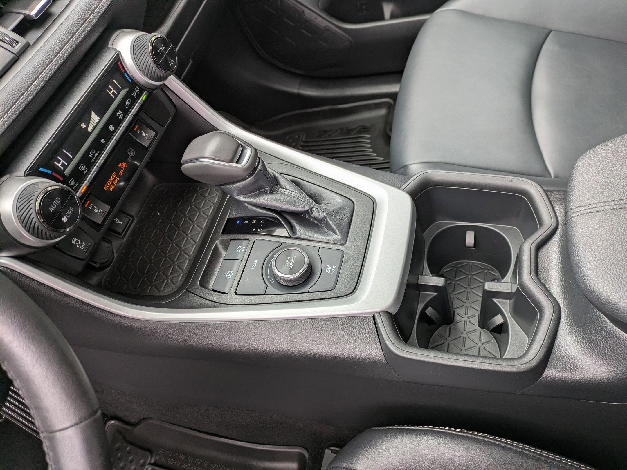 2022 Toyota RAV4 Hybrid XLE Premium w/ Cold Weather Pkg