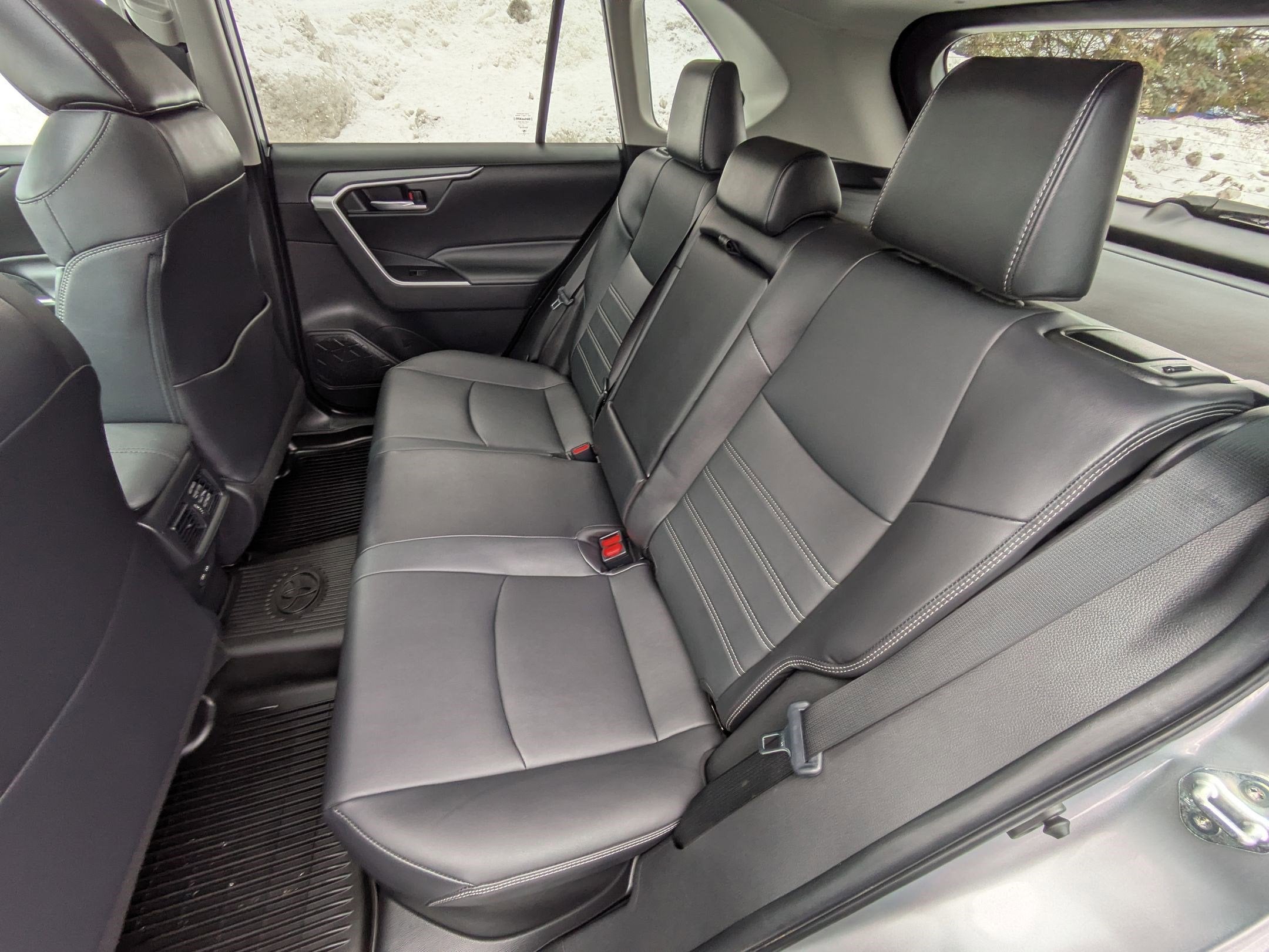 2022 Toyota RAV4 Hybrid XLE Premium w/ Cold Weather Pkg