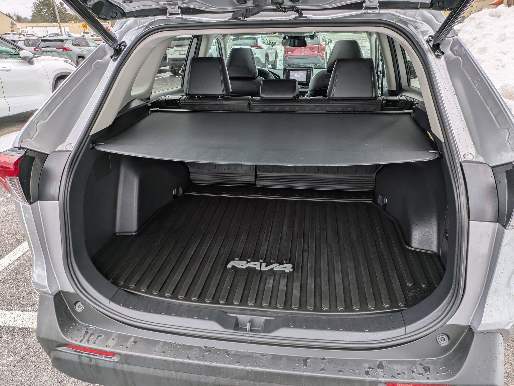 2022 Toyota RAV4 Hybrid XLE Premium w/ Cold Weather Pkg