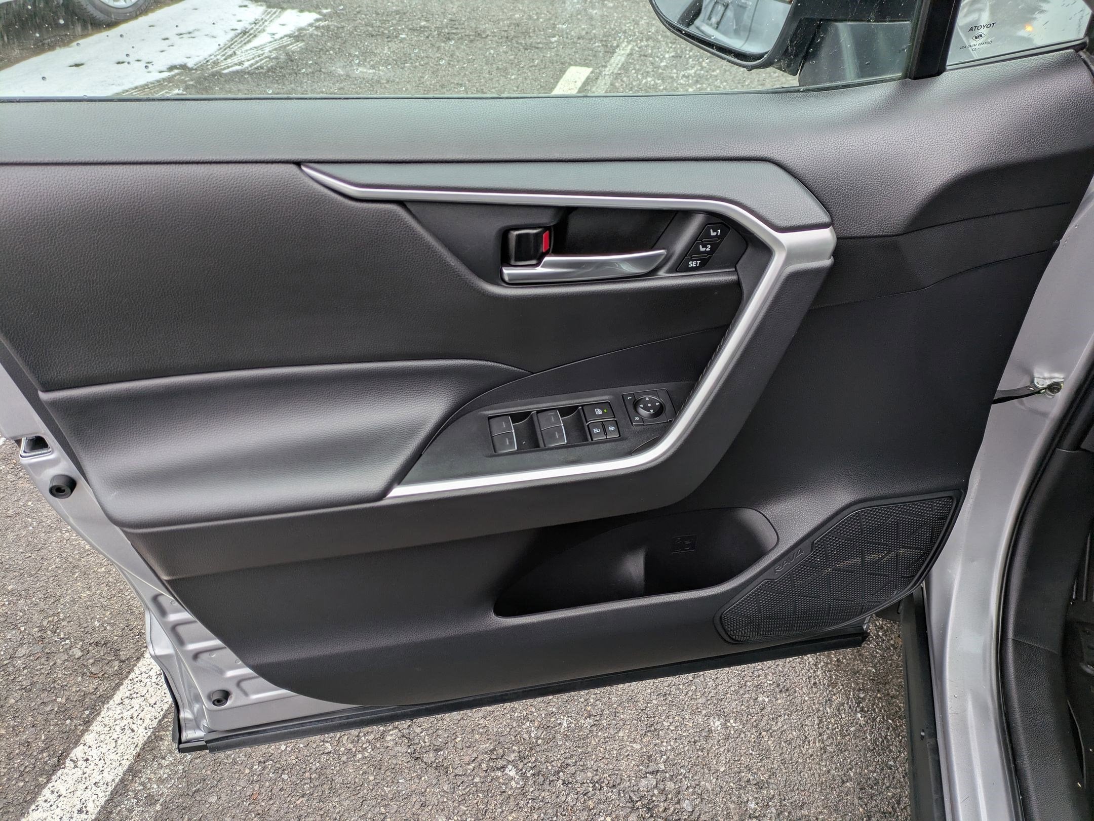 2022 Toyota RAV4 Hybrid XLE Premium w/ Cold Weather Pkg